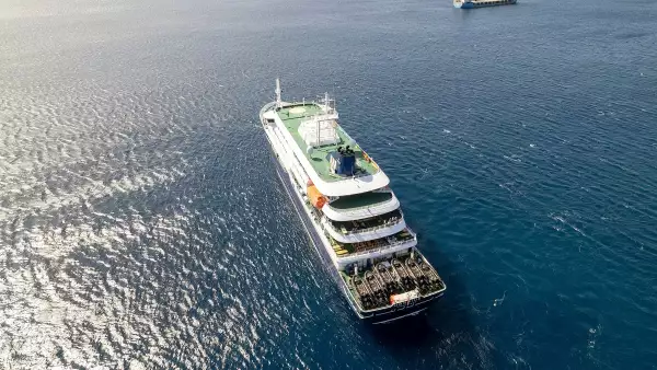 Esta imagen aérea muestra una vista general del crucero MV Hondius estacionario en el puerto de Praia, la capital de Cabo Verde, el 3 de mayo de 2026.
