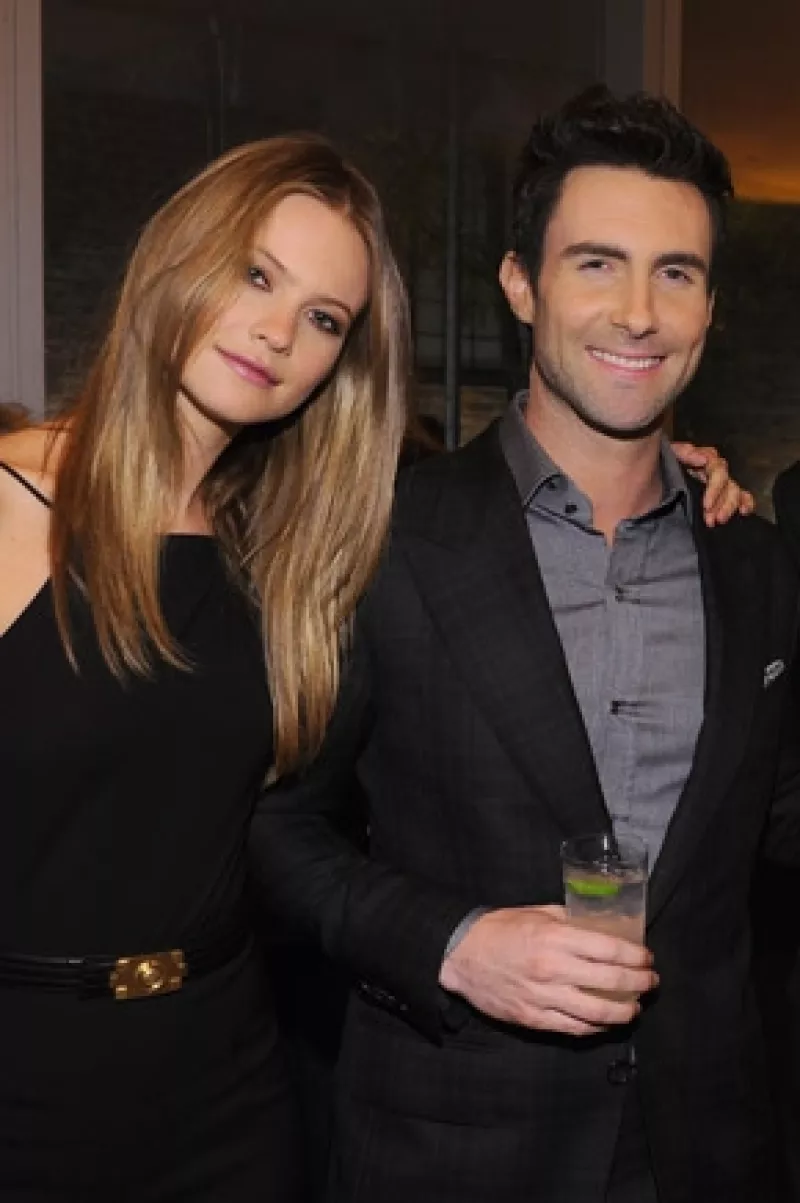 Esto es una sorpresa doble pues la pareja anunció que otra vez eran novios pero por si fuera poco, también ahora están comprometidos.