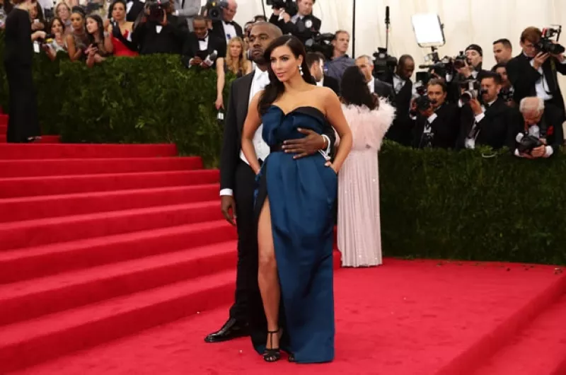 ¿Será Lanvin? ¿Valentino? ¿Ninguna de las anteriores? Se acerca la esperada boda de Kim y Kanye y la firma que la reality star usará es el secreto mejor guardado de Hollywood.