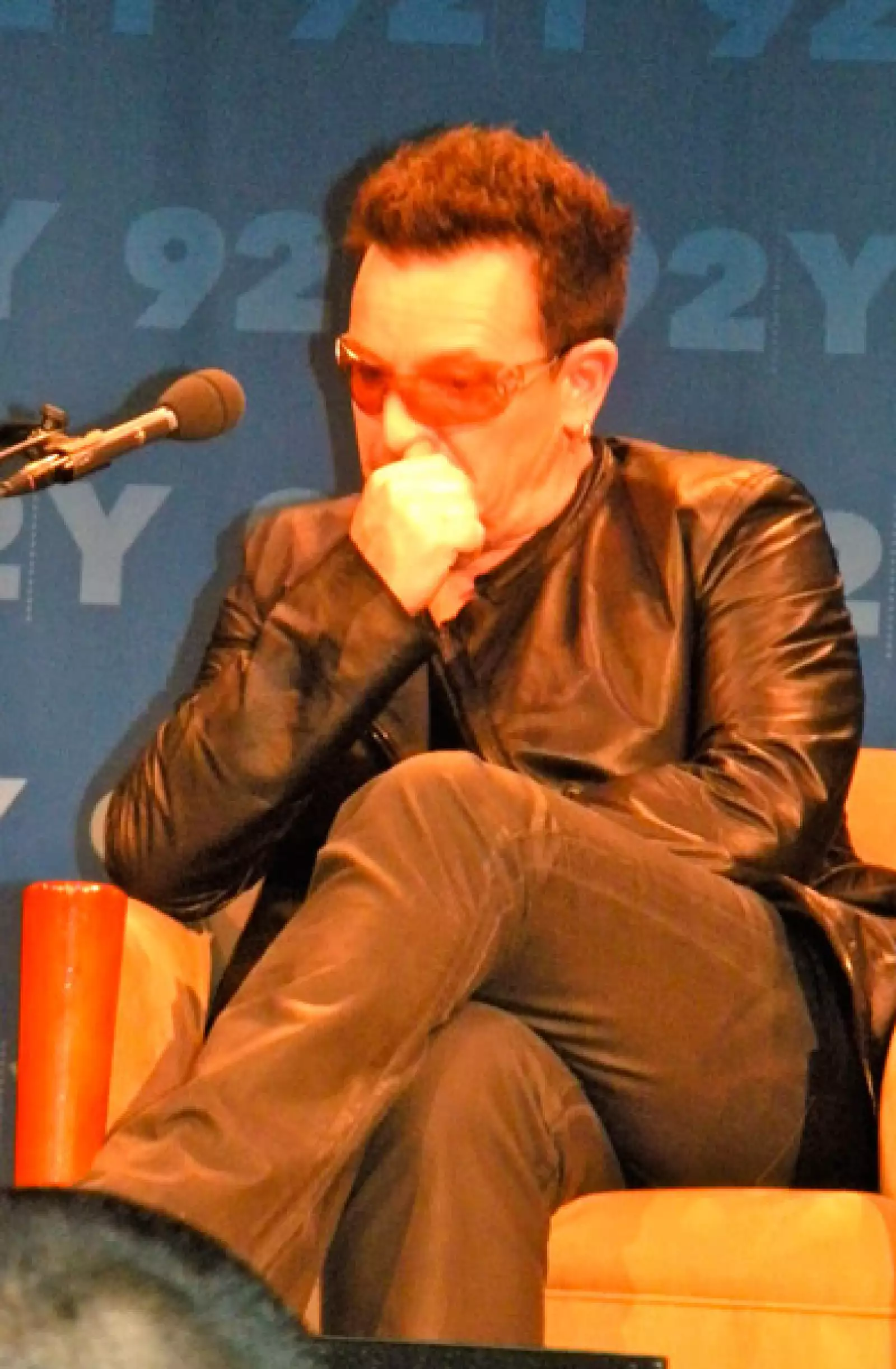 Bono participa en la parte musical de la puesta en escena.