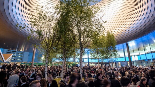 El edificio que alberga a la feria fue remodelado en 2013 por la firma de arquitectos Herzog & de Meuron.