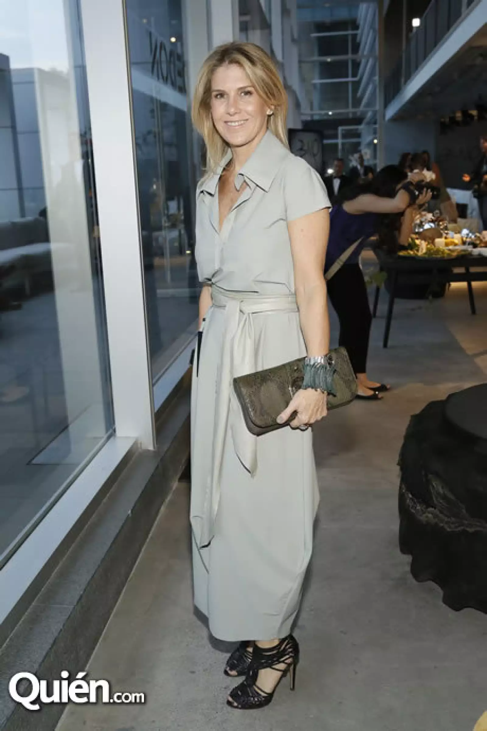 Siempre en vanguardia, Lulú Creel contrastó su look con un clutch de piel en distintos tonos d ecafé.