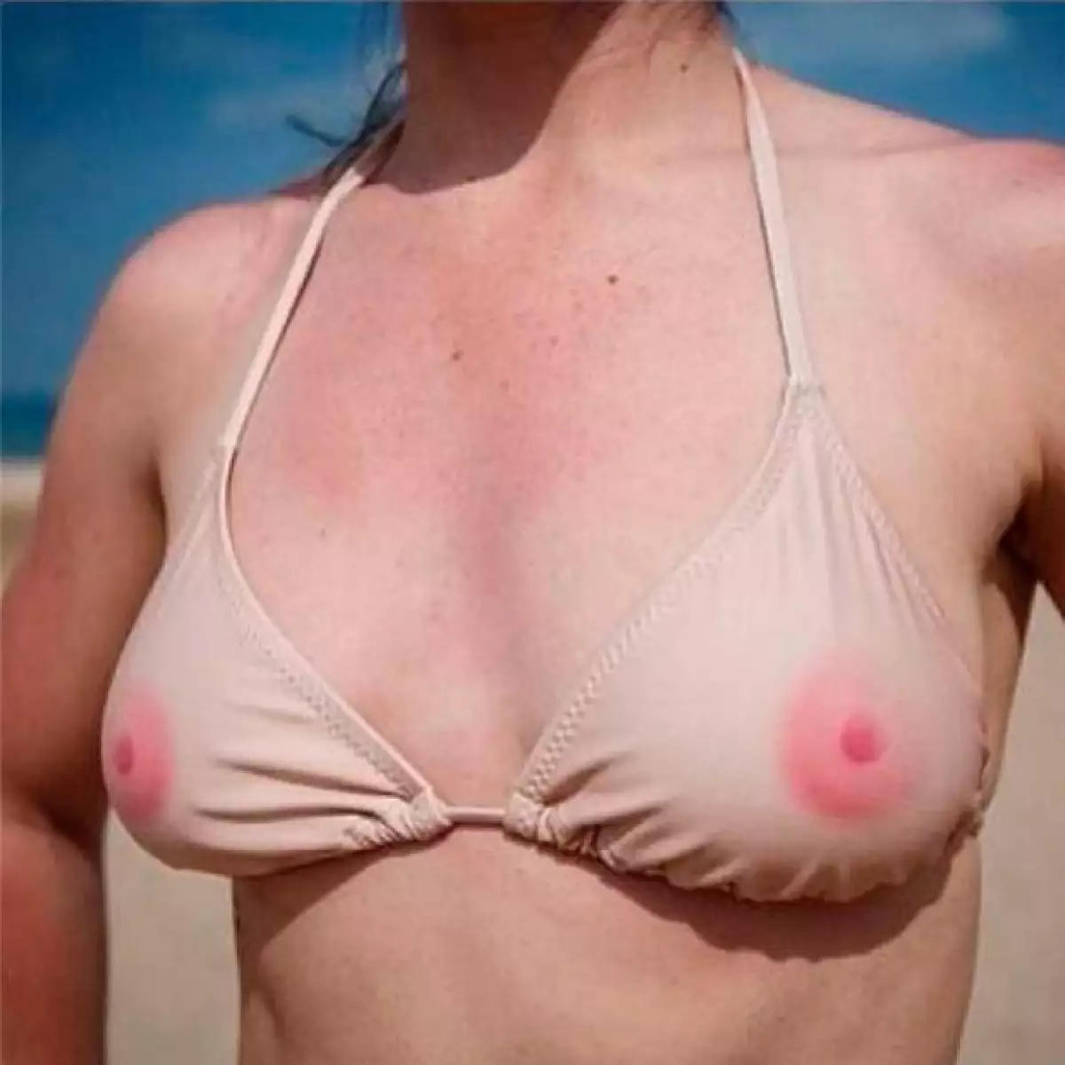 La modelo compartió una imagen que critica la censura a la que se ve sometida la desnudez femenina en comparación con la del sexo masculino.