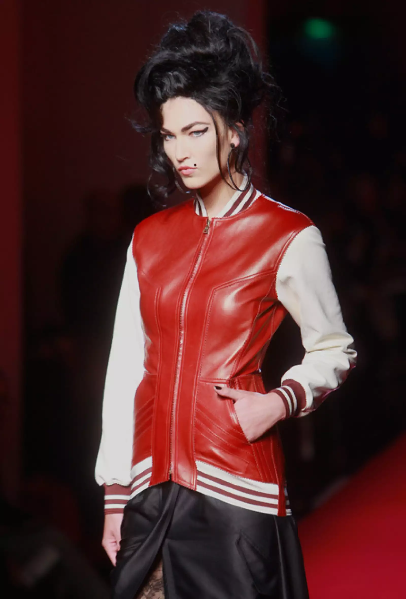 Gaultier propone el regreso de las chaquetas tipo `varsity´ como un obligado para la próxima temporada.