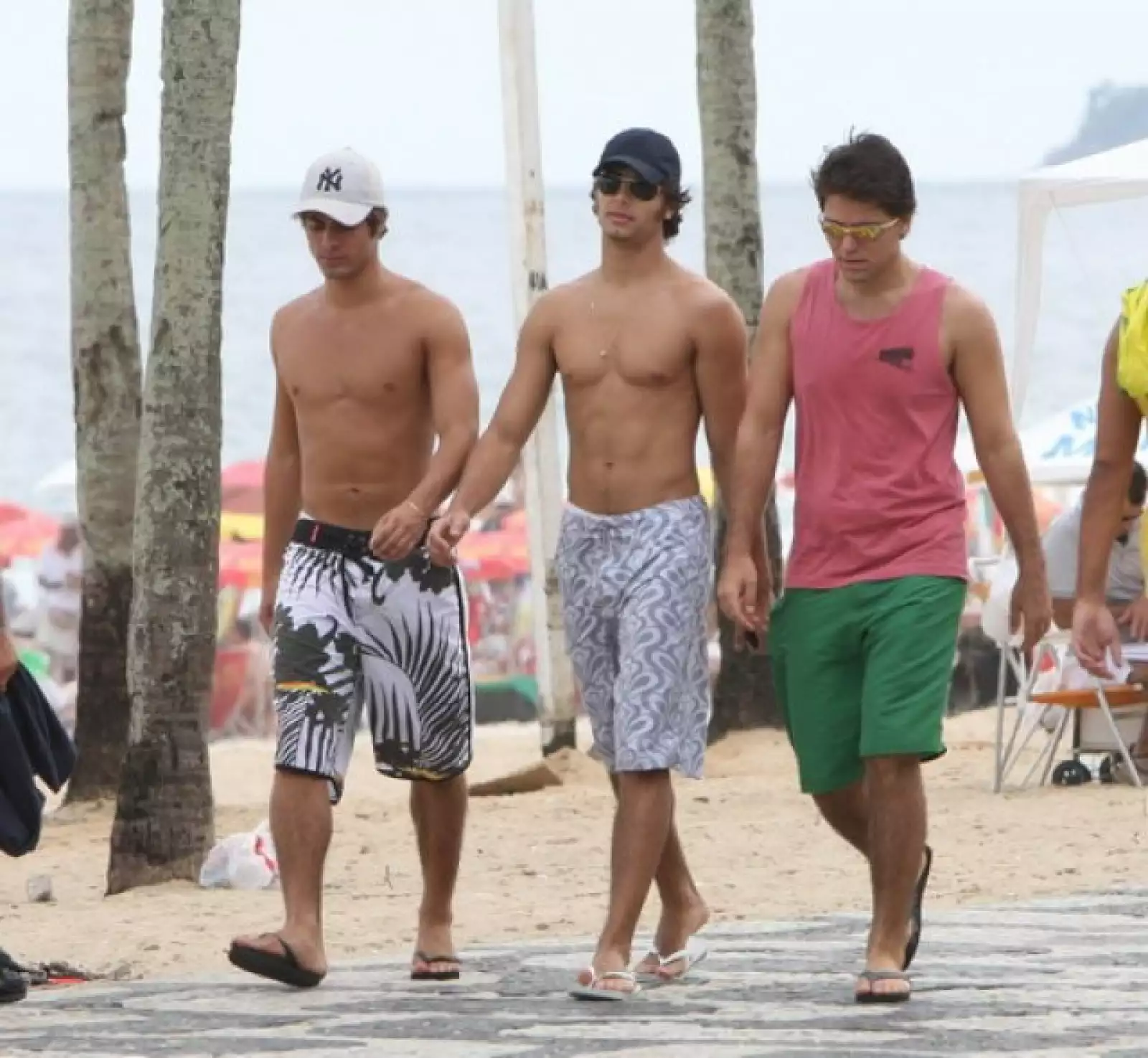 El galán de Madonna, Jesus Luz (al centro) caminando con unos amigos en la playa de Ipanema en Rio de Janeiro, Brasil.