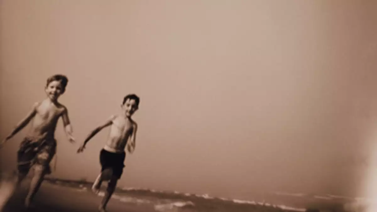 recuerdo memoria nino corriendo playa