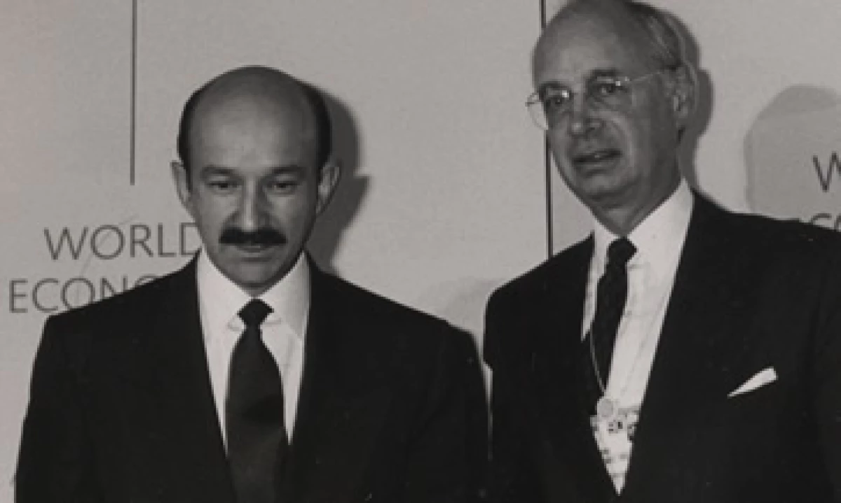 Carlos Salinas -izquierda- acompañado de Klaus Schwab -derecha- en la reunión anual de 1990. (Foto: World Economic Forum)