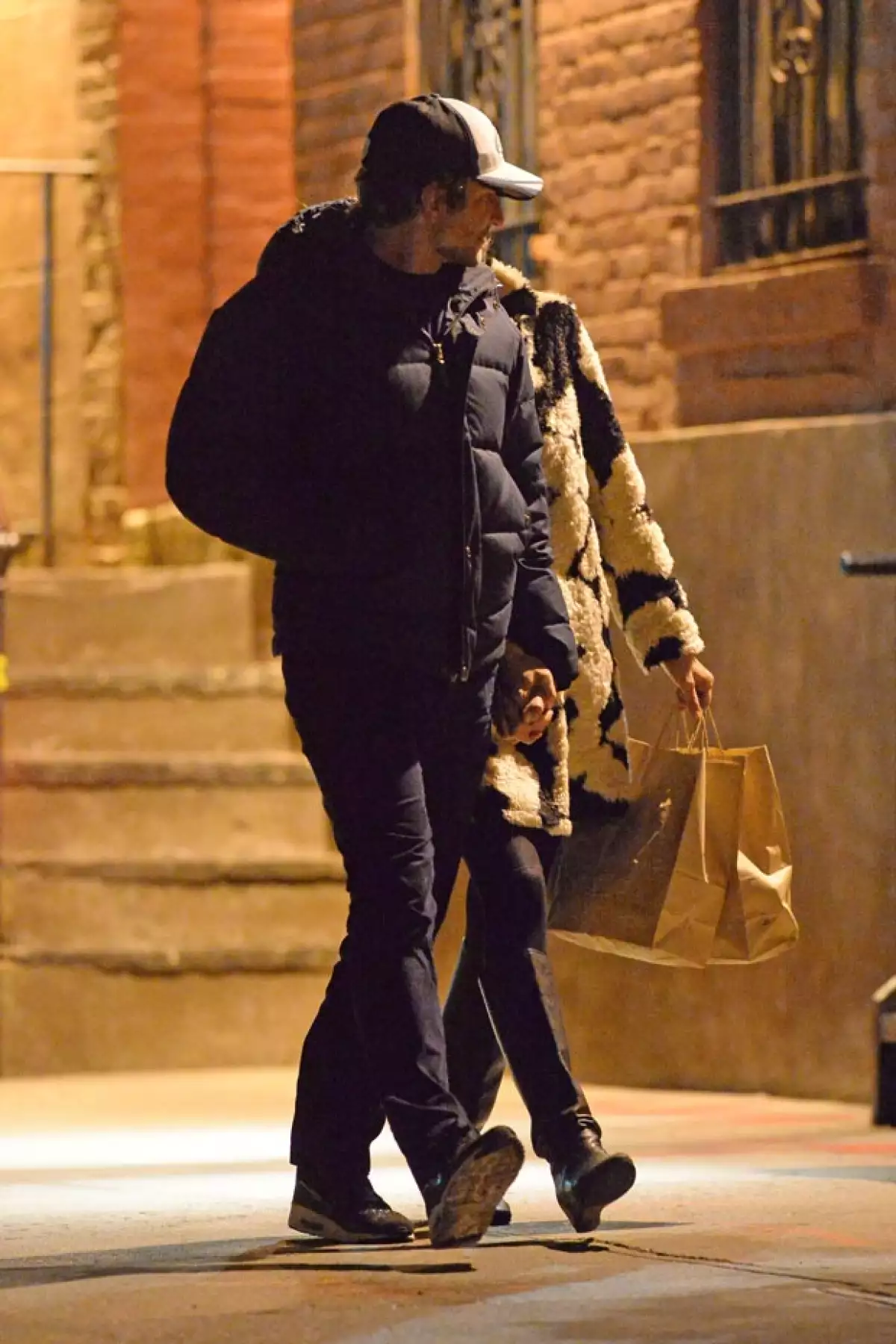 La pareja de famosos fue vista paseando por Nueva York, tomada de la mano, en medio de los rumores de que se habían separado y ella ya tenía nuevo galán.