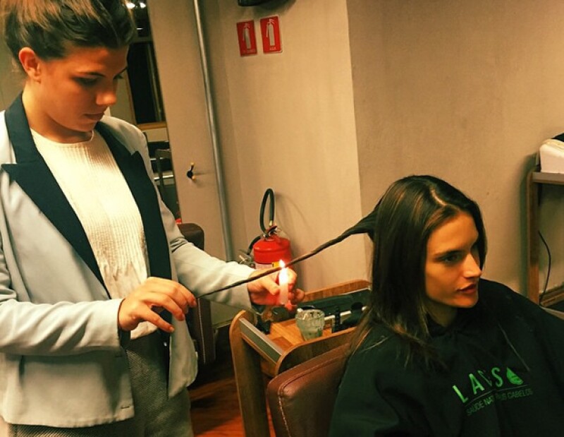 Alessandra Ambrosio compartió en su cuenta de Instagram una foto donde le están haciendo la velaterapia.
