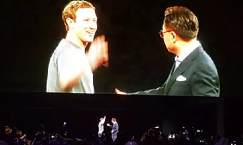 Mark Zuckerberg y DJ Koh, presidente de negocios de comunicación móvil de Samsung. (Foto: Eladio González)