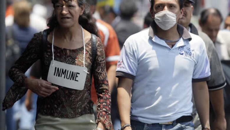 La enfermedad es muy contagiosa, de 3 a 7 días una vez que inician los síntomas, y de mayor riesgo cuando ocurre en lugares cerrados.