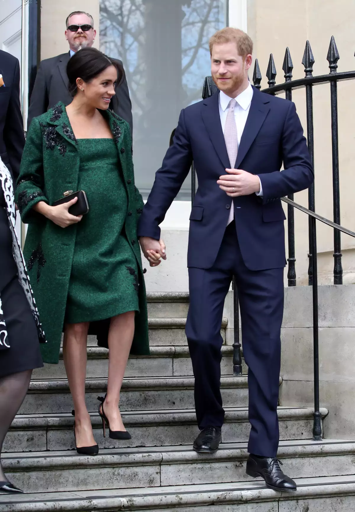 Meghan Markle conun conjunto verde botella de la colección FW 19 de Erdem