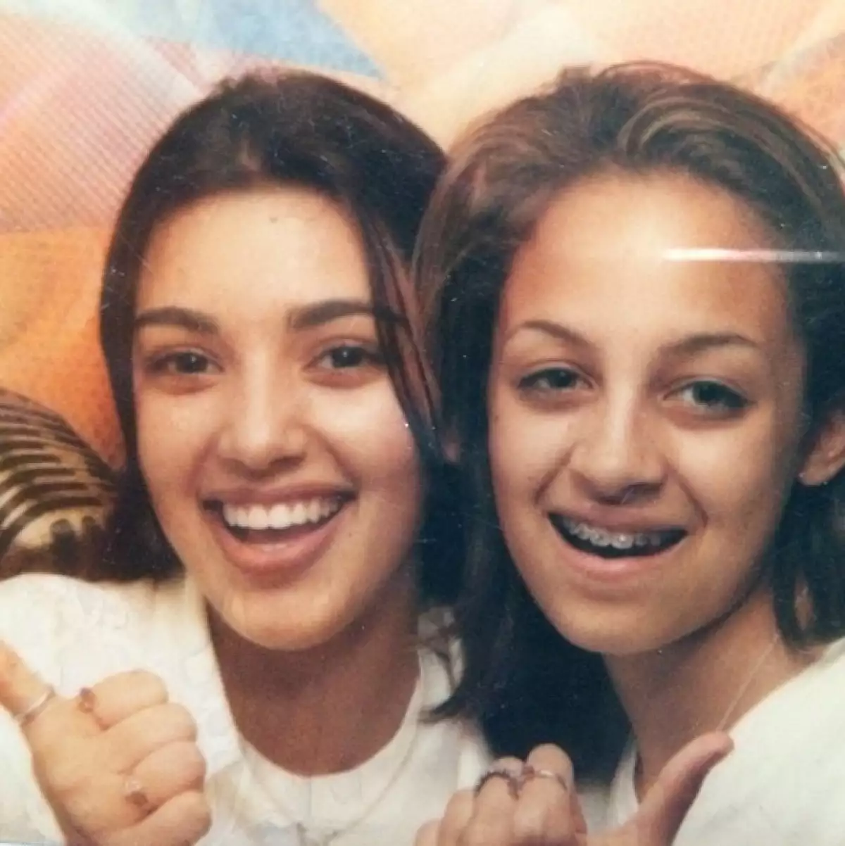 Ayer la estrella de reality show subió una foto en Instagram donde aparece con la hija de Lionel Richie cuando eran unas preadolescentes.