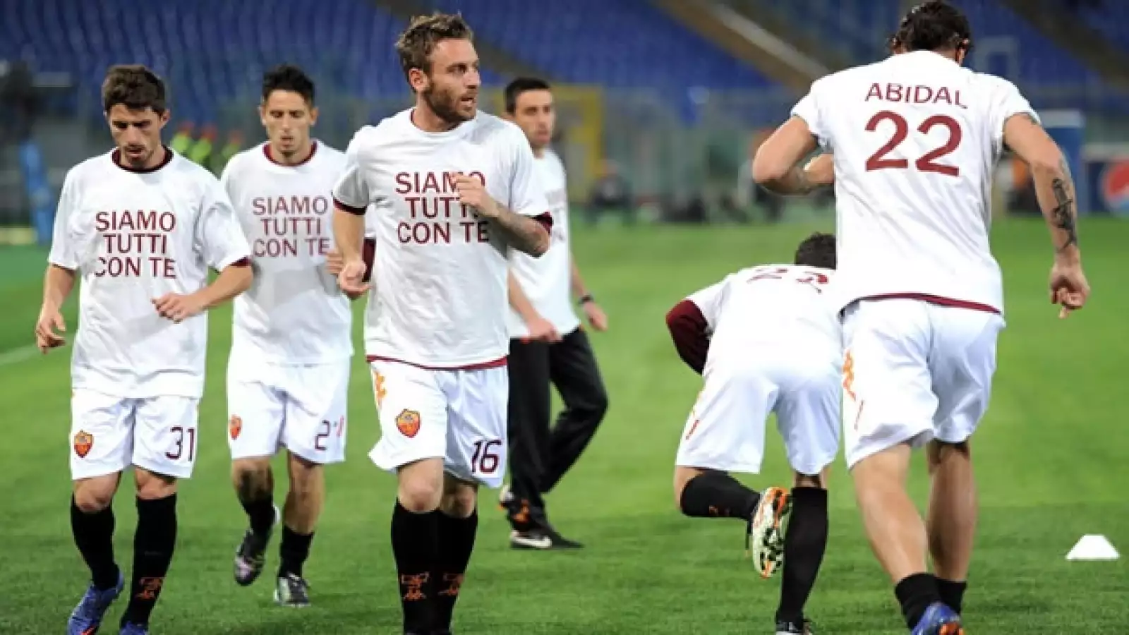 Jugadores del Roma apoyan a Eric Abidal