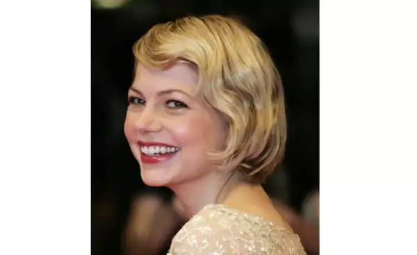 Este look le va muy bien.