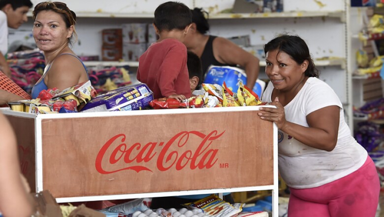 Agua y papel higiénico, son los productos más buscados por los residentes de Los Cabos, en Baja California, que cuatro días después del paso del huracán Odile, siguen sin agua ni electricidad.