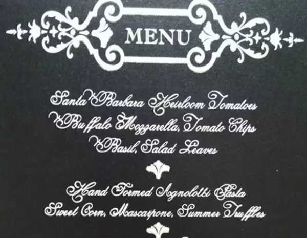 El menú de la boda tuvo una presentación muy elegante.