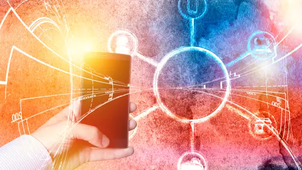 Mano sosteniendo un celular, haciendo referencia al ecosistema digital en el sector financiero
