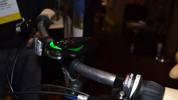Es un aparato para ciclistas con el que puede programar la ruta deseada y dicta señalizaciones del camino a través de una voz.