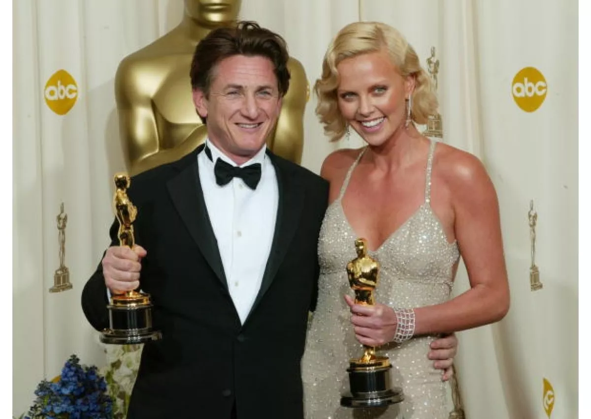 Sean y Charlize se conocen desde hace muchos años. Aquí, en 2004, cuando ambos ganaron un premio Oscar por sus interpretaciones en `Mystic River´ y `Monster´, respectivamente.