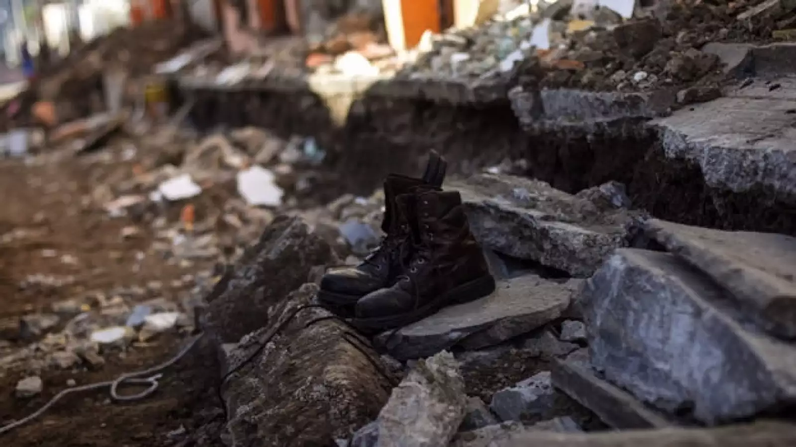 botas sobre escombros