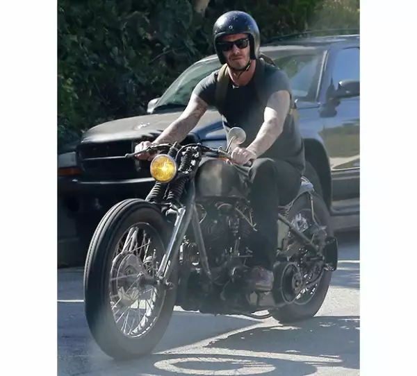 David Beckham salió a dar un paseo por las calles de Beverly Hills ayer por la tarde.