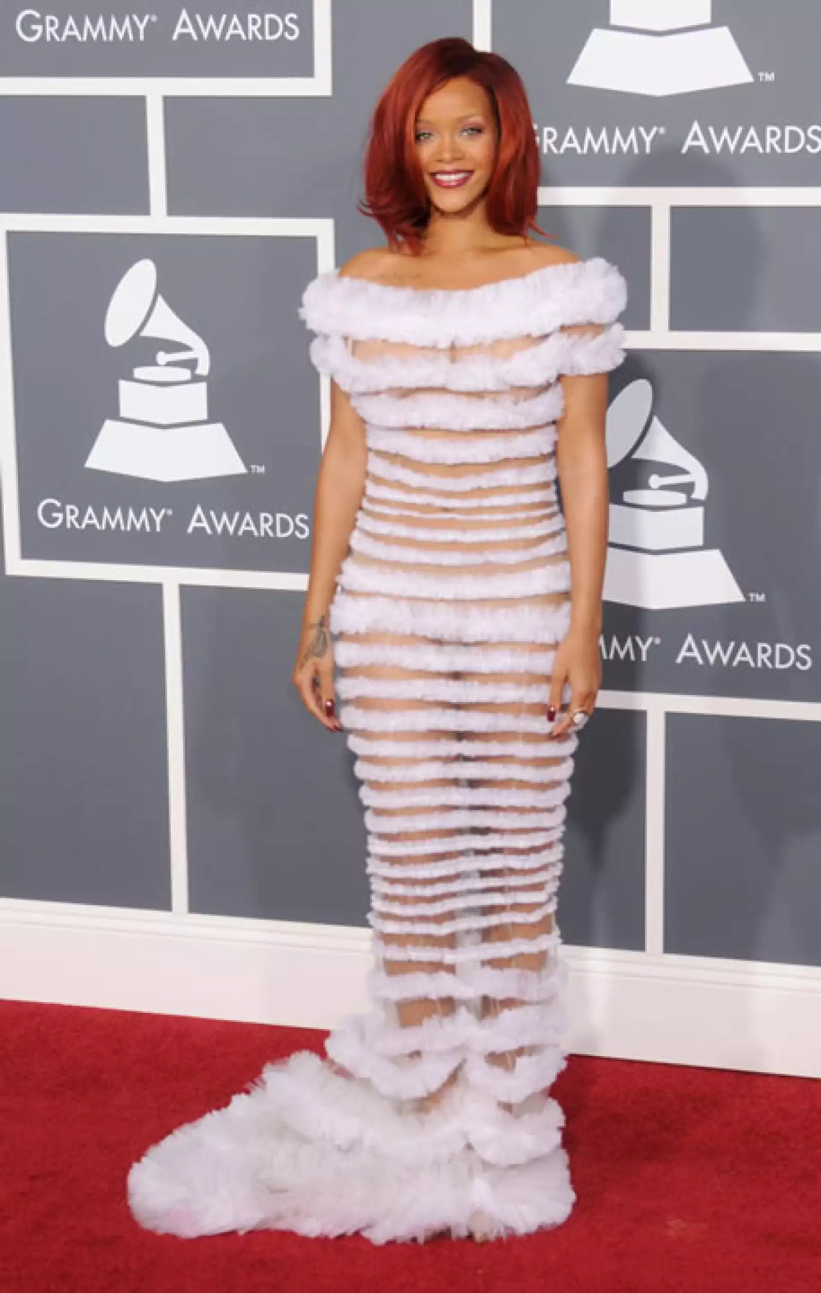 Rihanna en la entrega de premios 2011 escogió este vestido en transparencias horizontales que dejó ver más que suficiente.