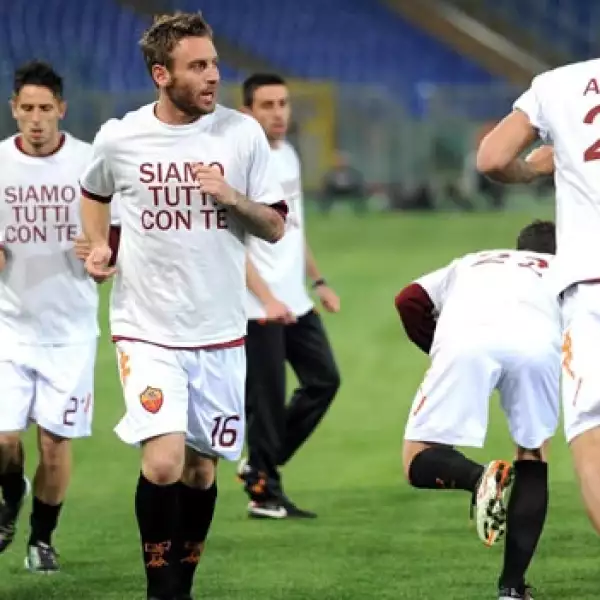 Jugadores del Roma apoyan a Eric Abidal