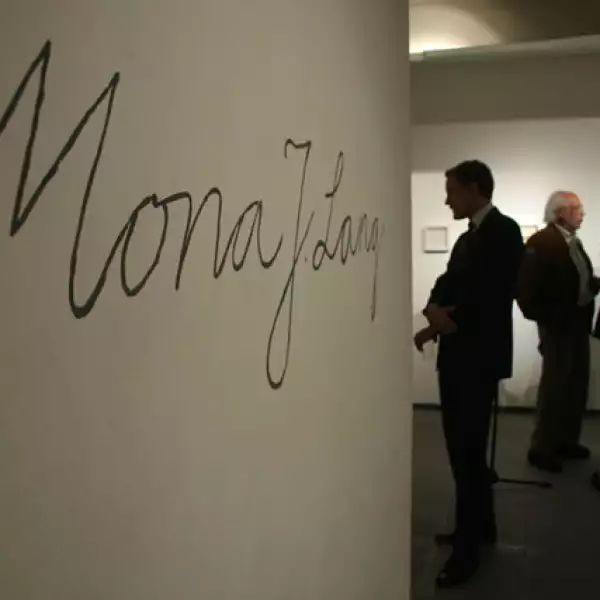 Exposición de Mona J. Lang con Rebeca De Alba.