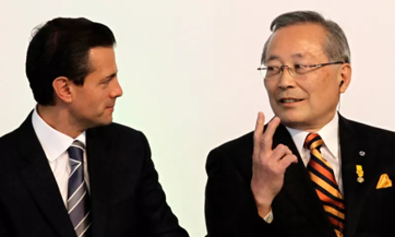 El presidente de Mazda (der), Takashi Yamanouchi, dijo que pretende ofrecer la tecnología automotriz más avanzada.   (Foto: Reuters)