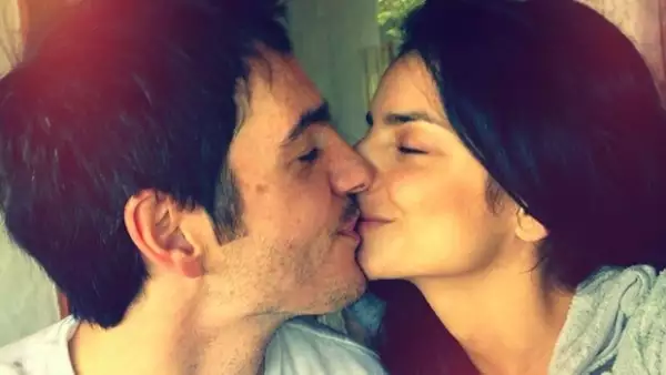 Con un tierno beso, la pareja le dice al mundo cuánto se aman.