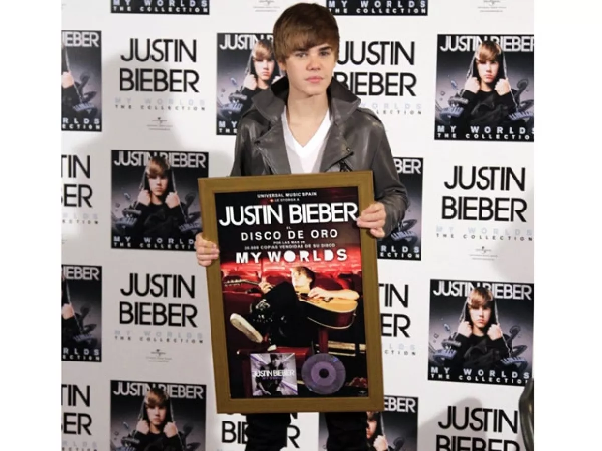 En esta imagen Justin recibe disco de oro por sus altas ventas en España.