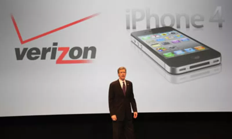Fue la propia Apple la que dio a Android la oportunidad de llegar a un público masivo a través de otras operadoras de telefonía, principalmente Verizon. (Foto: AP)