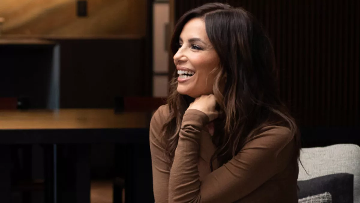 Foto de Eva Longoria sonriendo durante una entrevista con Nespresso.