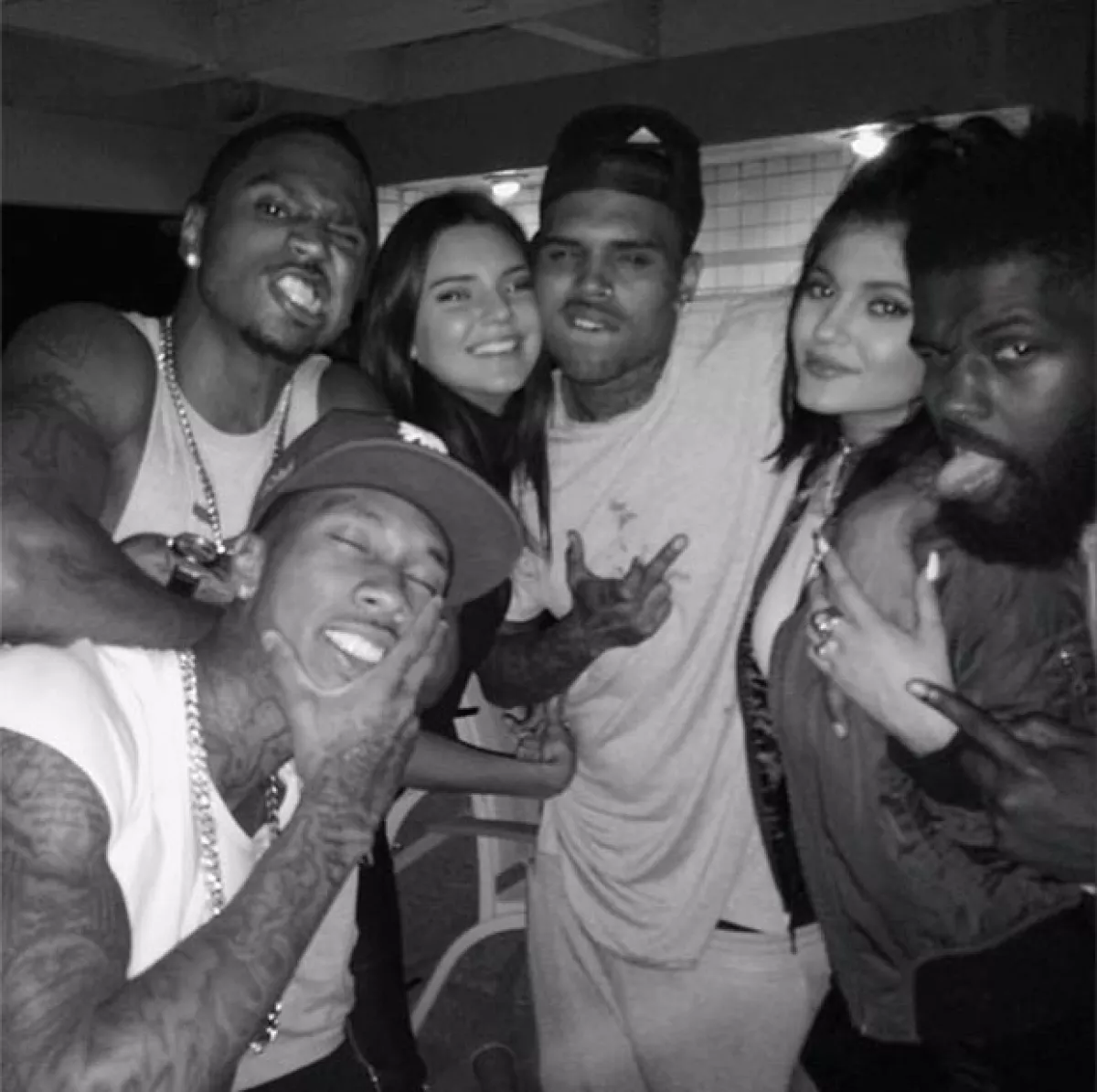 Las populares hermanas asistieron a una fiesta en compañía de Chris Brown.