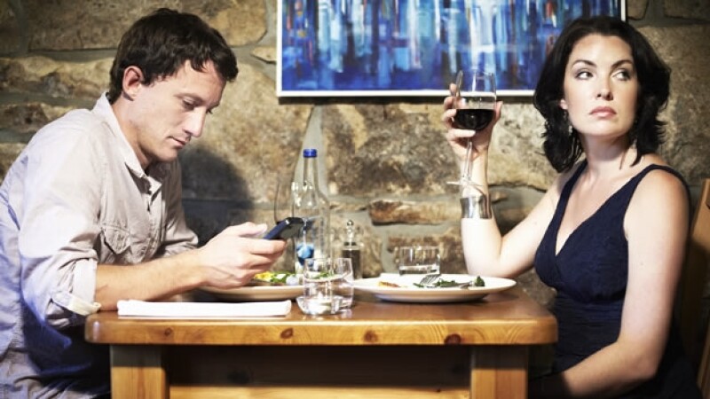 pareja molesta por el uso del celular