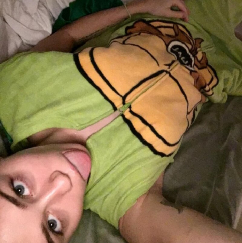 Miley publicó varias fotografías en las que aparece usando el mameluco de las Tortujas Ninja. ¿Indirectas para Liam?