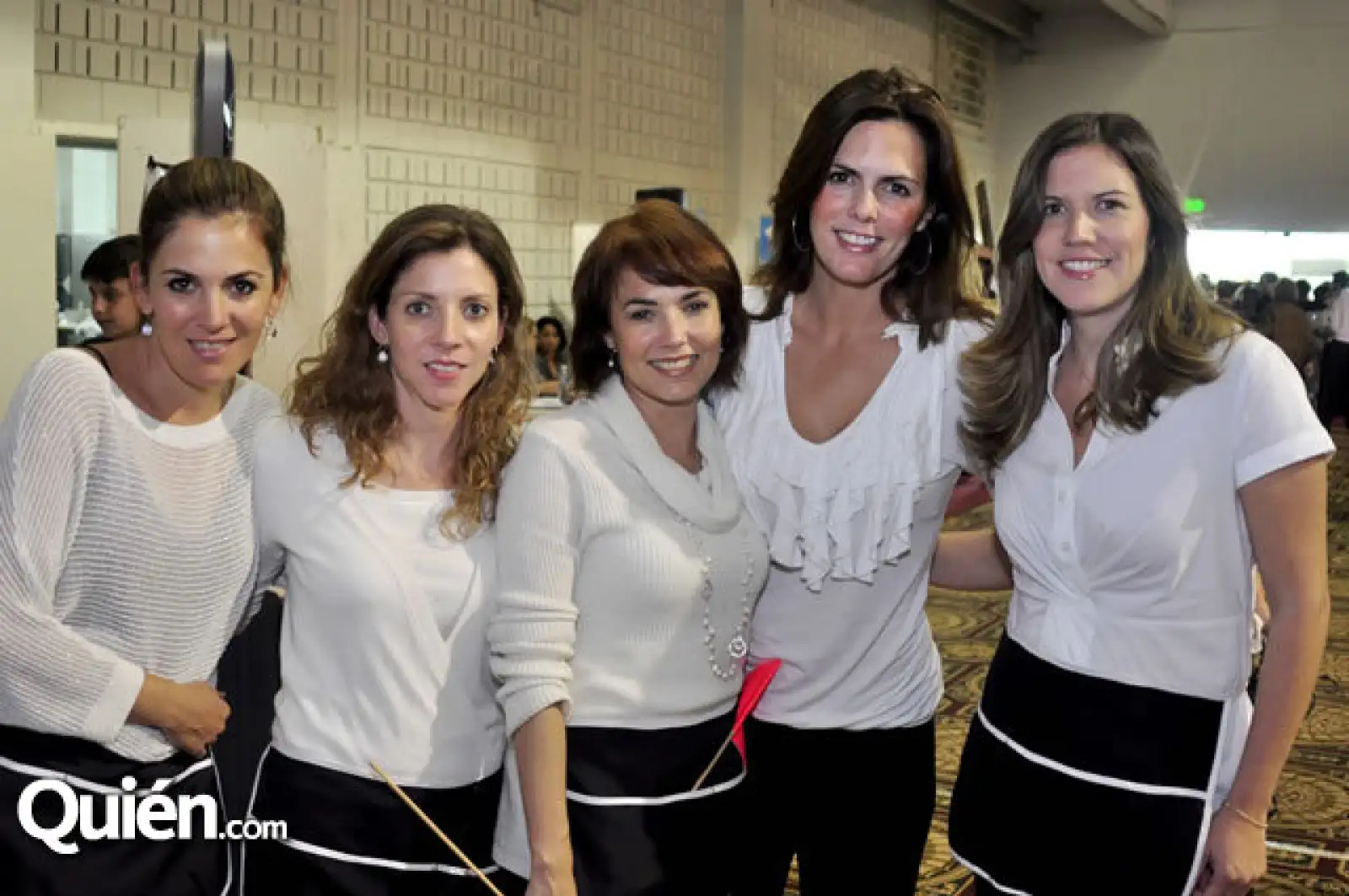 Alba Flores de Castro, Catalina Campos de Ibarra, Mónica Martínez de Guzmán, Rosa María Olivier y Ana Torres de Huerta