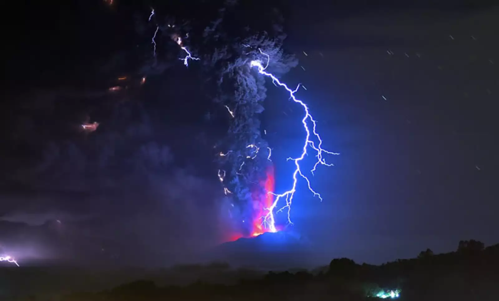 El volcán Calbuco, en el sur de Chile, registró dos violentas y sorpresivas erupciones entre el miércoles y el jueves, obligando a evacuar a casi 5,000 personas.