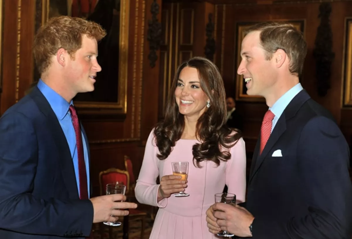 El príncipe Enrique, la duquesa Kate y el príncipe Guillermo.