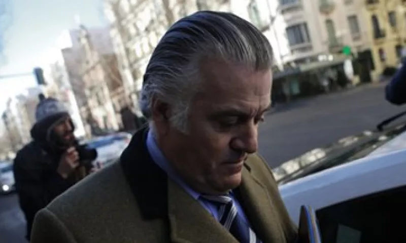 El ex tesorero del Partido Popular, Luis Bárcenas fue recibido  con insultos y abucheos por una decena de manifestantes. (Foto: AP)