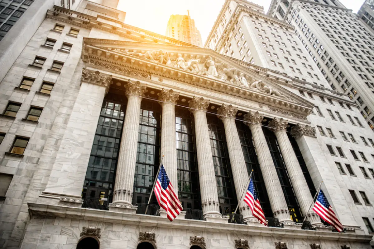 Edificio en Wall Street con banderas de Estados Unidos.
