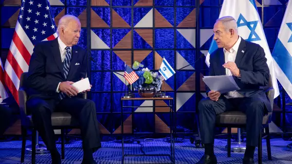 El presidente de Estados Unidos, Joe Biden, a la izquierda, se reúne con el primer ministro israelí Benjamin Netanyahu, a la derecha, para discutir el conflicto en curso entre Israel y Hamas, en Tel Aviv, Israel, el miércoles de octubre. 18, 2023.