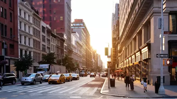 Busy,Intersection,With,People,,Taxis,And,Cars,At,The,Corner