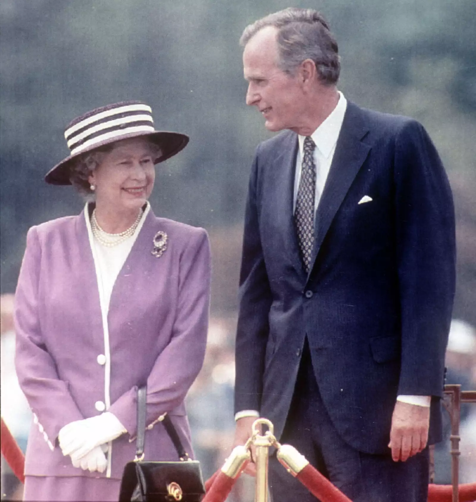 Reina Isabel II y George H. W. Bush