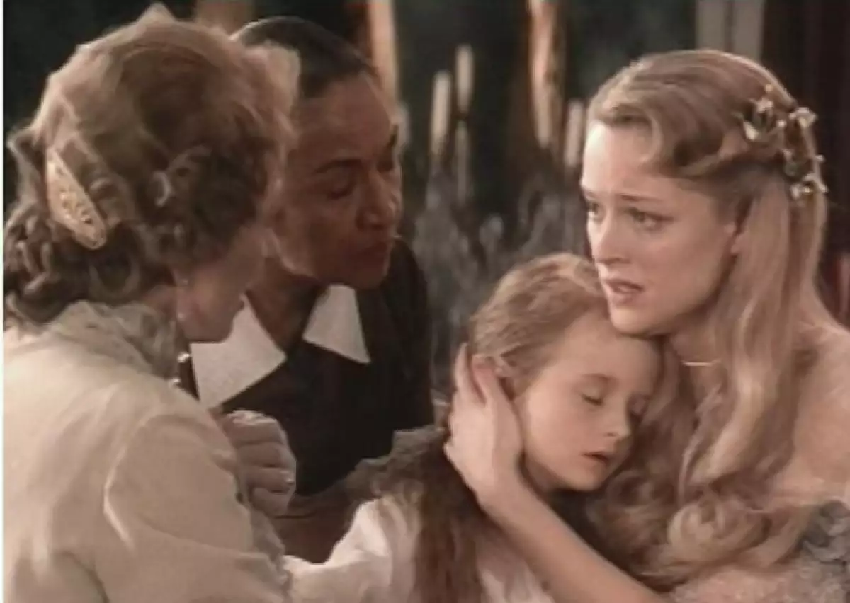 Grace Gummer, hija de Meryl Streep acuó en la misma película que ella, aunque no en la misma secuencia.