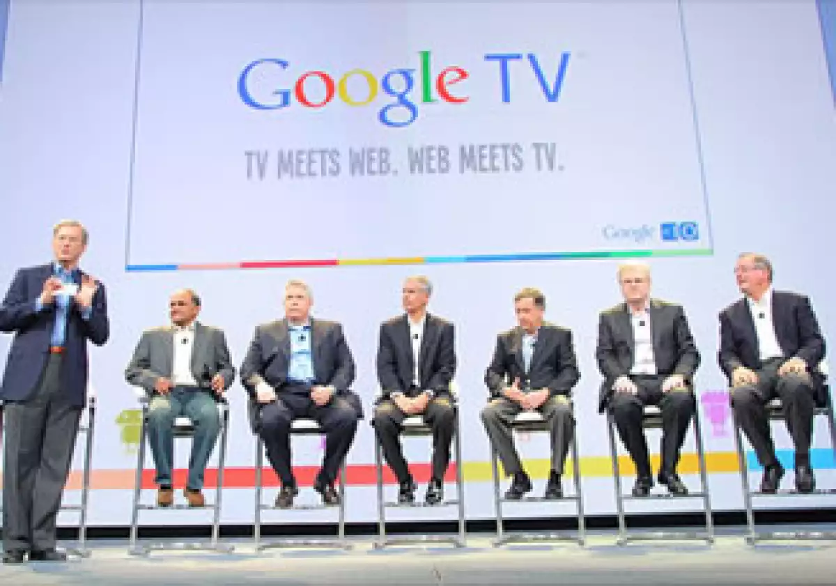 Eric Schmidt (izq.) dio a conocer a Google TV con seis socios presidentes ejecutivos. (Foto: CNNMoney)