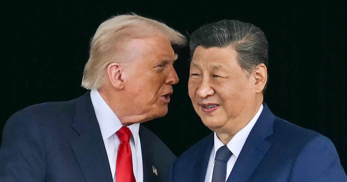Trump y Xi disputan el dominio de la IA con modelos opuestos

Trump viajó a China con líderes de Nvidia, Apple y Tesla, mientras Beijing acelera su estrategia industrial y regulatoria en inteligencia artificial.