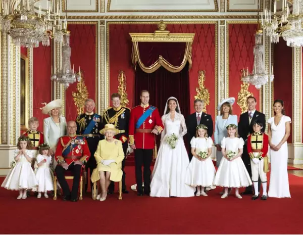 Guillermo y Catherine acompañados de Tom Pettifer, Camilla Duquesa de Cornwall, el príncipe Carlos, el príncipe Enrique, Michael Middleton, Carole Middleton, James Middleton, Philippa Middleton, Grace van Cutsem, Eliza Lopes, Prince Philip, La Reina Isabel II, Margarita Armstrong-Jones, Lady Louise Windsor y William Lowther-Pinkerton.