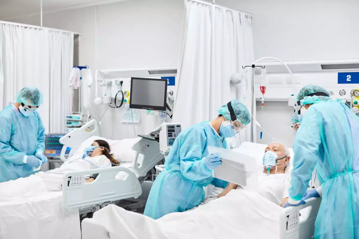 El impacto del COVID en México: enfermeras y doctores atienden a pacientes en terapia intensiva